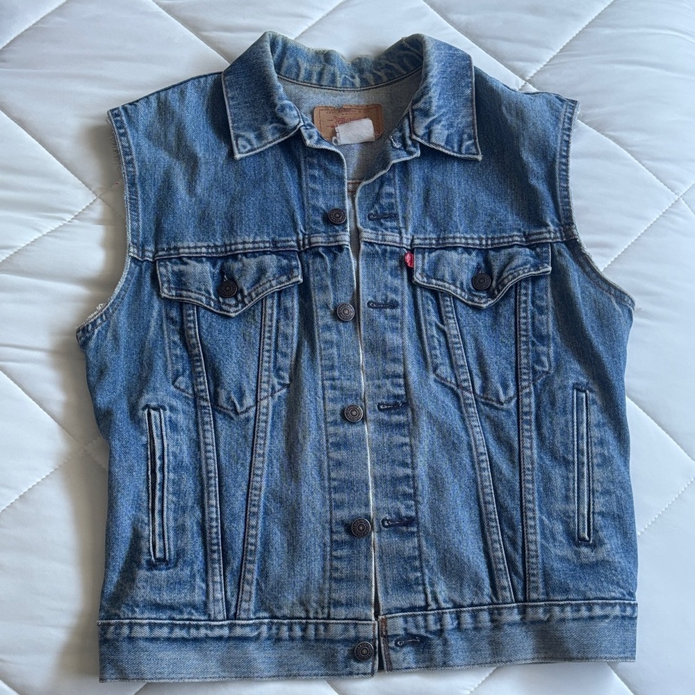 ‼️SALE‼️Like New Levi’s Vintage Blue Denim Sleeveless Vest